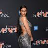Kim Kardashian contou em vídeo que não conseguia centar de tanto que o corset e a cinta estavam apertando sua cintura.