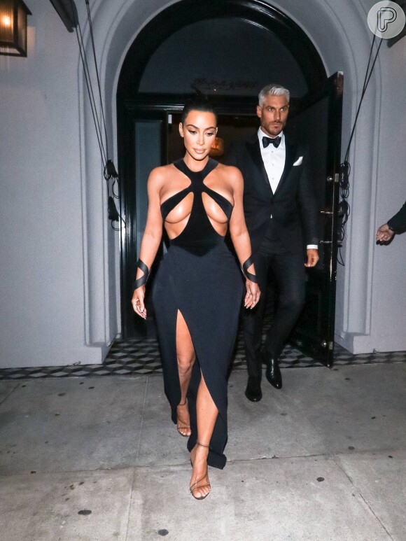 Para mostrar a cintura fina, Kim Kardashian escolheu um vestido Thierry Mugler inspirado no filme 'Boy on a Dolphin', estrelado por Sophia Loren.
