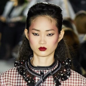 Maquiagem da Louis Vuitton teve delineado e lápis de olho rente aos cílios inferiores até para as asiáticas