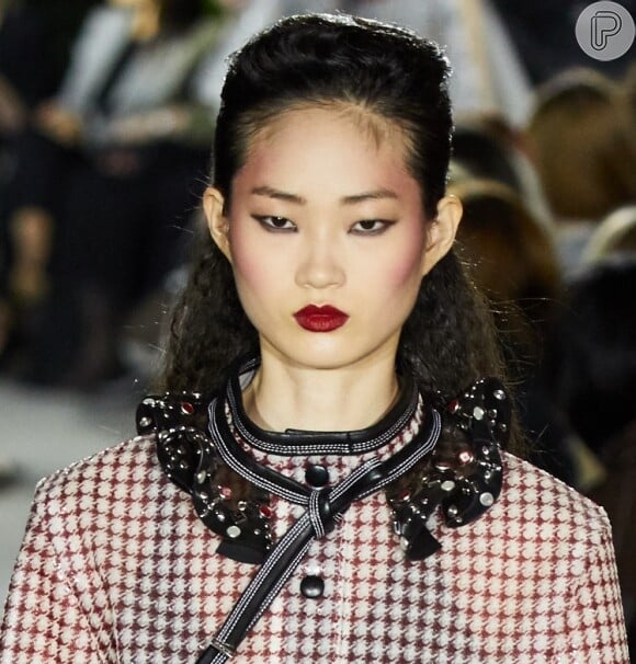 Maquiagem da Louis Vuitton teve delineado e lápis de olho rente aos cílios inferiores até para as asiáticas