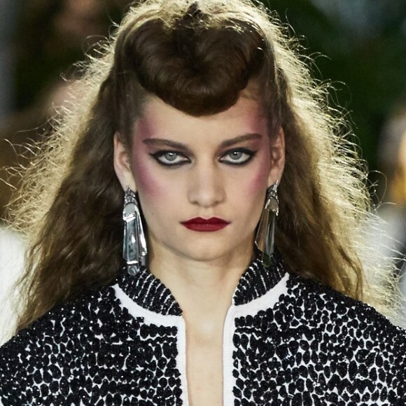 Maquiagem da Louis Vuitton teve olho bem marcado definindo o olhar e deixando produção mais rocker