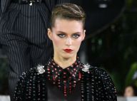 Maquiagem com blush marcado em tons de rosa e batom vermelho para copiar já!