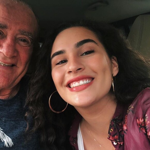 Lívian Aragão postou uma foto com o pai, Renato Aragão, em seu perfil no Instagram nesta quarta-feira, 8 de maio de 2019