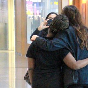 Ana Carolina e Chiara Civello são fotogradas de mãos dadas em aeroporto Santos Dumont, no Rio de Janeiro, nesta sexta-feira, 10 de maio de 2019