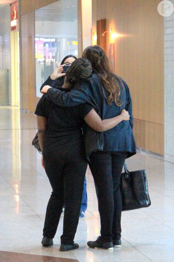 Ana Carolina e Chiara Civello são fotogradas de mãos dadas em aeroporto Santos Dumont, no Rio de Janeiro, nesta sexta-feira, 10 de maio de 2019