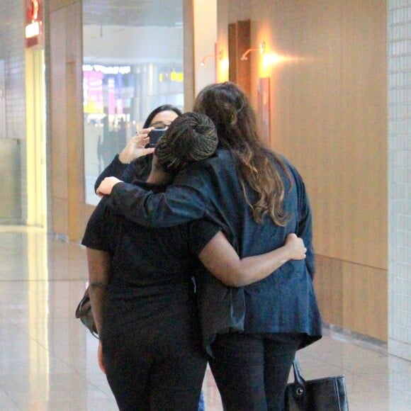 Ana Carolina e Chiara Civello são fotogradas de mãos dadas em aeroporto Santos Dumont, no Rio de Janeiro, nesta sexta-feira, 10 de maio de 2019