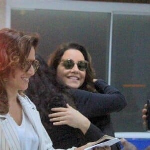 Ana Carolina e Chiara Civello são fotogradas de mãos dadas em aeroporto Santos Dumont, no Rio de Janeiro, nesta sexta-feira, 10 de maio de 2019