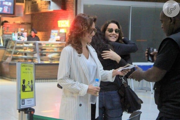 Ana Carolina e Chiara Civello são fotogradas de mãos dadas em aeroporto Santos Dumont, no Rio de Janeiro, nesta sexta-feira, 10 de maio de 2019