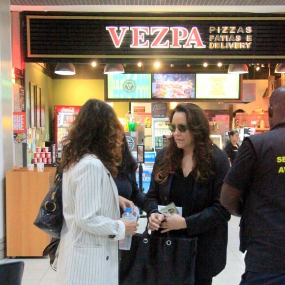 Ana Carolina e Chiara Civello são fotogradas de mãos dadas em aeroporto Santos Dumont, no Rio de Janeiro, nesta sexta-feira, 10 de maio de 2019