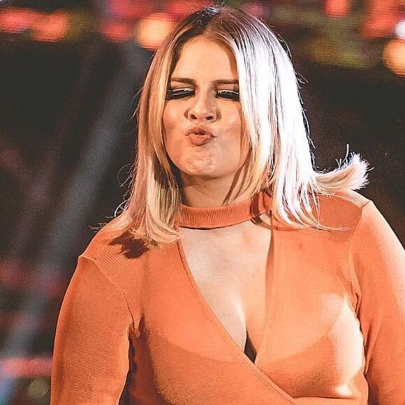 Marilia Mendonça aposta em look all jeans para curtir night off com amigos