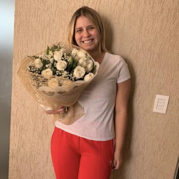 Em março, Marilia Mendonça ganhou flores do sertanejo Henrique