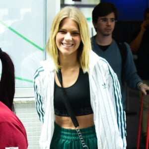 Isabella Santoni deixou barriga à mostra em look vintage Adidas