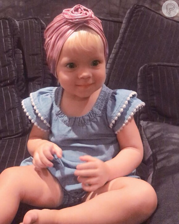Filha de Eliana, Manuela, usou um turbante dado por Sabrina Sato e a filha, Zoe