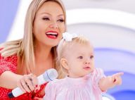 Eliana mostra a filha, Manuela, com presente dado por Sabrina Sato e Zoe. Foto!
