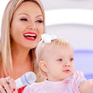 Eliana mostra a filha, Manuela, com presente dado por Sabrina Sato e Zoe em foto postada nesta terça-feira, dia 14 de maio de 2019