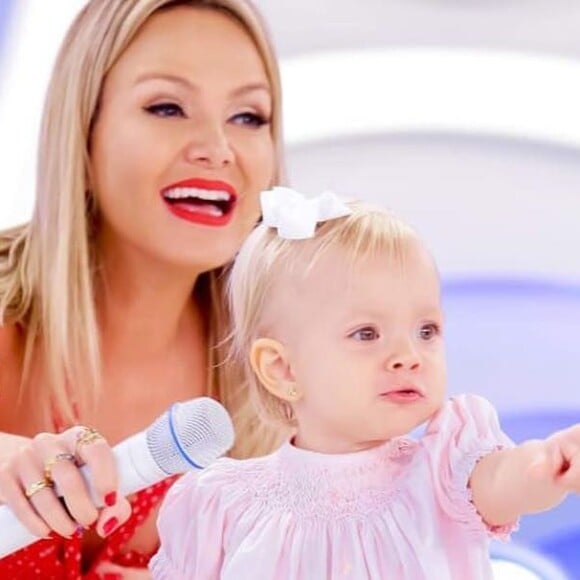 Eliana mostra a filha, Manuela, com presente dado por Sabrina Sato e Zoe em foto postada nesta terça-feira, dia 14 de maio de 2019
