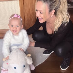 Filha caçula de Eliana, Manuela também surge com looks fofos na rede social da mãe