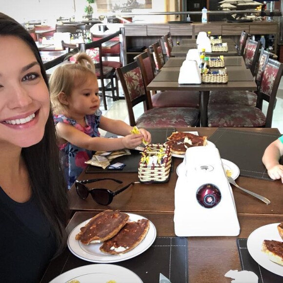 Thaís Fersoza ficou emocionada com a passagem do tempo enquanto via a filha, melinda, brincar com a casinha de bonecas:'Ela agora já brinca. Fofo né?'.