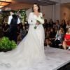 Zilu Godoi elege vestido de noiva com transparência para desfile nos Estados Unidos