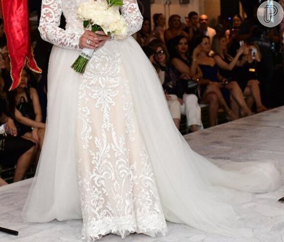 Zilu Godoi usa vestido de noiva com saia de tule