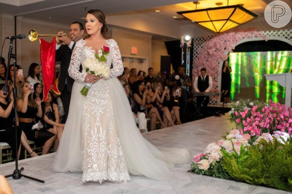Zilu Godoi usa vestido de noiva em desfile nos Estados Unidos