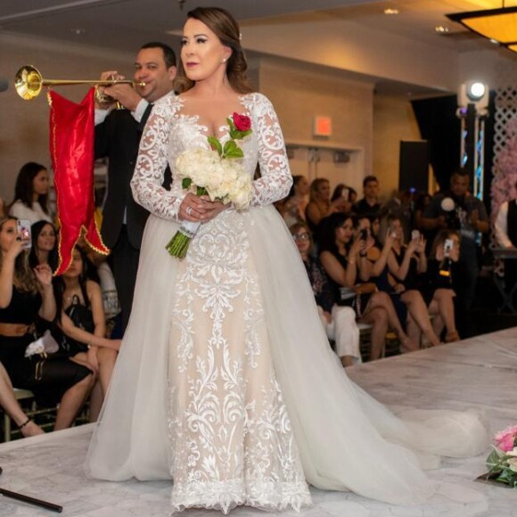 Zilu Godoi usa vestido de noiva em desfile nos Estados Unidos