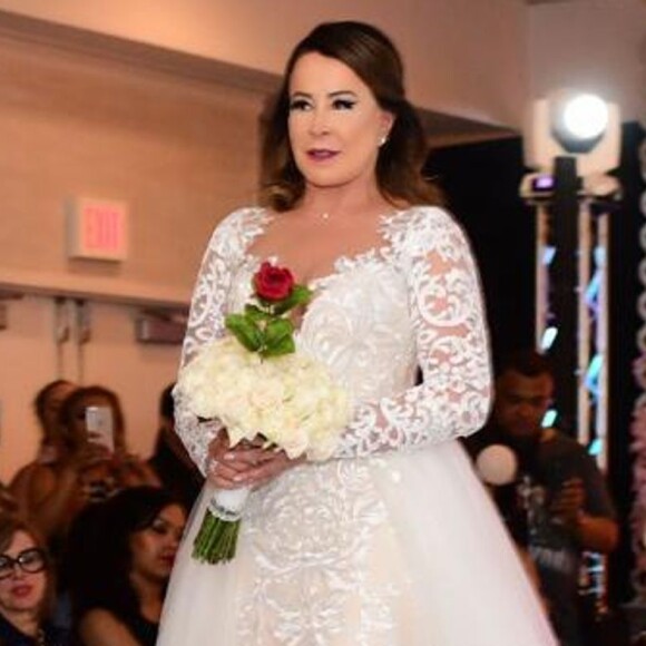 Zilu Godoi aposta vestido com busto estruturado