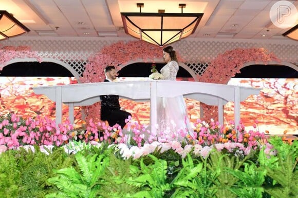Zilu Godoi recebe uma flor vermelha durante desfile de noivas nos Estados Unidos