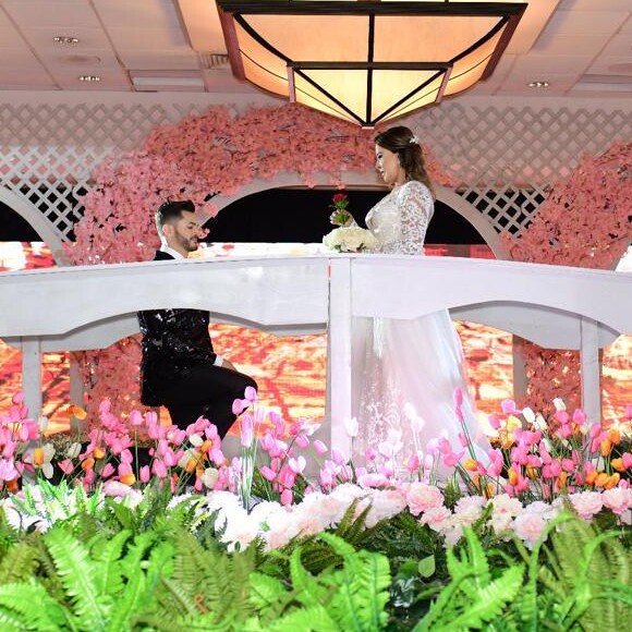 Zilu Godoi recebe uma flor vermelha durante desfile de noivas nos Estados Unidos