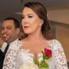 Zilu Godoi aposta em batom vermelho em look de vestido de noiva para desfile