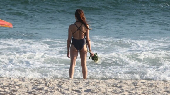 No dia do aniversário, Christiane Torloni faz oferenda a Yemanjá em praia do Rio