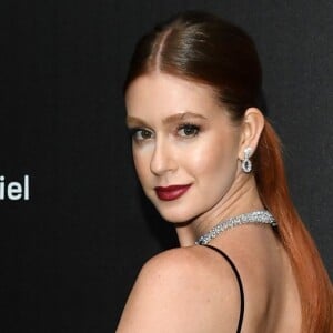 No Festival de Cannes, Marina Ruy Barbosa apostou no clássico rabo de cavalo de forma elegante, com risca central e bem liso