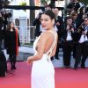 Isis Valverde apostou no coque com risca central e altura média para o look do Festival de Cannes 2019