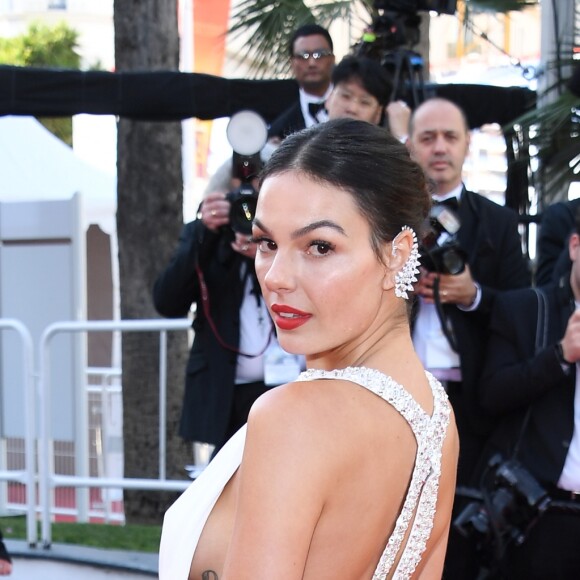 Isis Valverde apostou no coque com risca central e altura média para o look do Festival de Cannes 2019