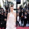 Bella Hadid apostou no coque alto com pontinhas soltas no Festival de Cannes 2019