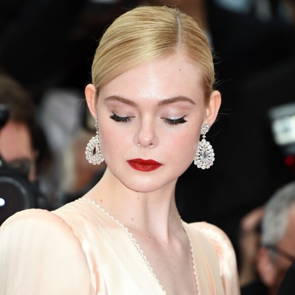 Elle Fanning apostou no coque baixo e polido com risca lateral para o Festival de Cannes 2019