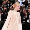 Elle Fanning apostou no coque baixo com risca lateral para o Festival de Cannes 2019