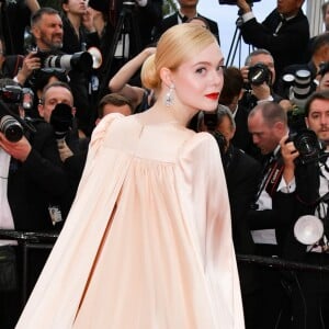 Elle Fanning apostou no coque baixo com risca lateral para o Festival de Cannes 2019