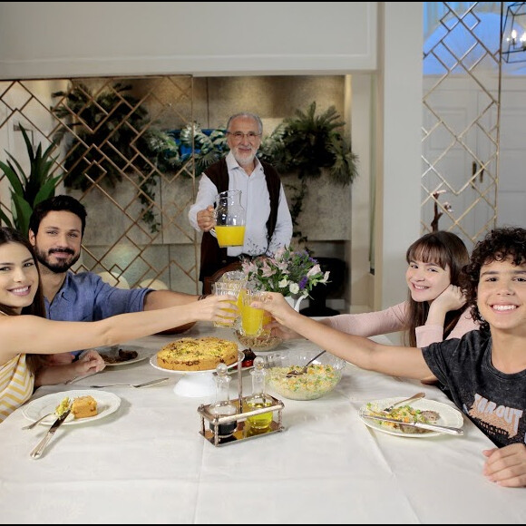 João (Ígor Jansen) e Poliana (Sophia Valverde) organizam um jantar e Antônio (Jitman Vibranovski) prepara tudo na novela 'As Aventuras de Poliana'