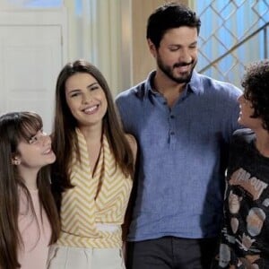 Luísa (Thaís Melchior) e Marcelo (Murilo Cézar) contam para Poliana (Sophia Valverde) e João (Ígor Jansen)