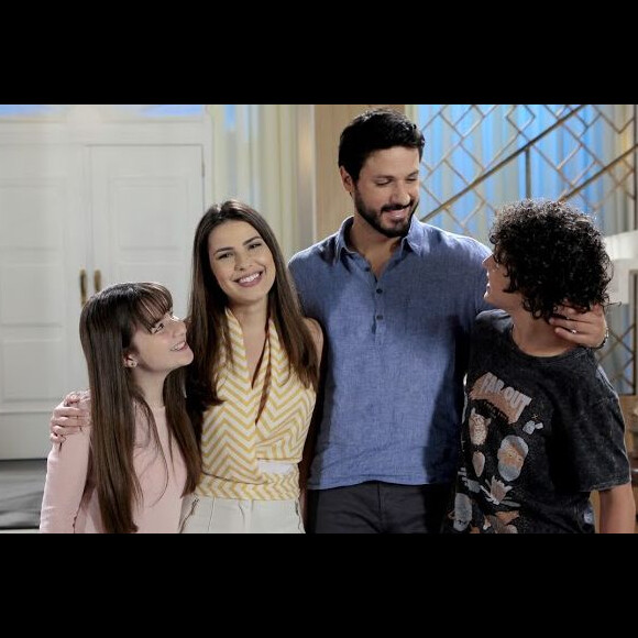 Luísa (Thaís Melchior) e Marcelo (Murilo Cézar) contam para Poliana (Sophia Valverde) e João (Ígor Jansen)