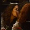 Ana Carolina troca beijos com a namorada italiana em restaurante no Rio