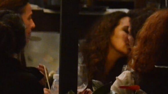 Ana Carolina e a italiana Chiara Civello se beijam durante jantar no Rio. Fotos!