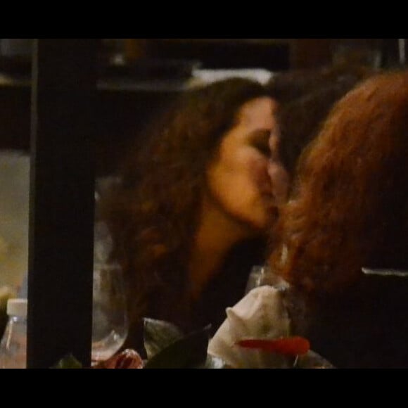 Ana Carolina troca beijos com a namorada italiana em restaurante no Rio