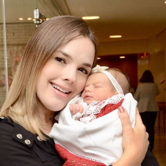 Filha de Thaeme, Liz, teve a 'fala' imitada pela mãe: 'Estou chorando, quero mamar! Quero mamar!'