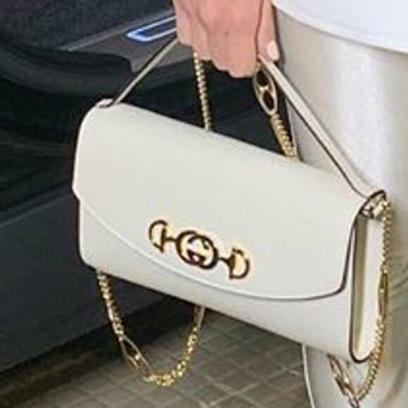 Andressa Suita usa bolsa branca com joia para evento nesta quarta-feira, dia 22 de maio de 2019