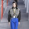 A Louis Vuitton apostou no estilo anos 80 para atualizar a calça jeans