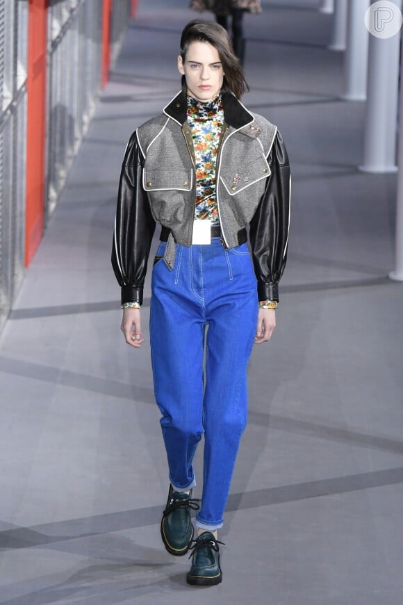 Foto: A Louis Vuitton apostou no estilo anos 80 para atualizar a calça jeans  - Purepeople