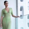 Bruna Marquezine chama atenção ao combinar vestido transparente com bolsa de plumas