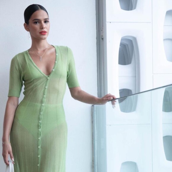 Bruna Marquezine chama atenção ao combinar vestido transparente com bolsa de plumas
